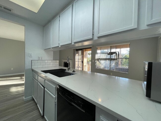 Building Photo - Located in the charming city of San Marcos This 2 bedroom 2 bathroom available on June
