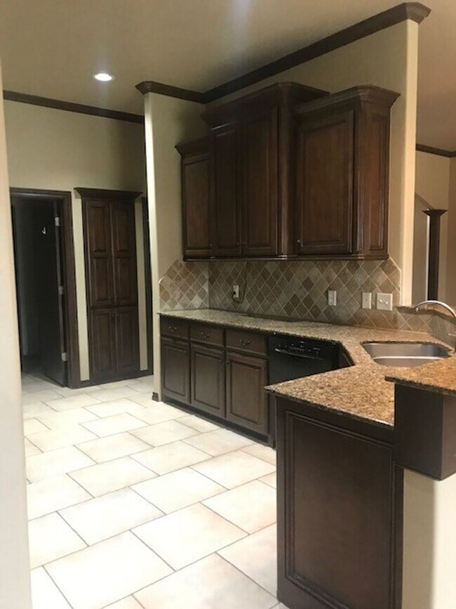 Building Photo - 3 Bed + Office - Edmond North - Spacious Home