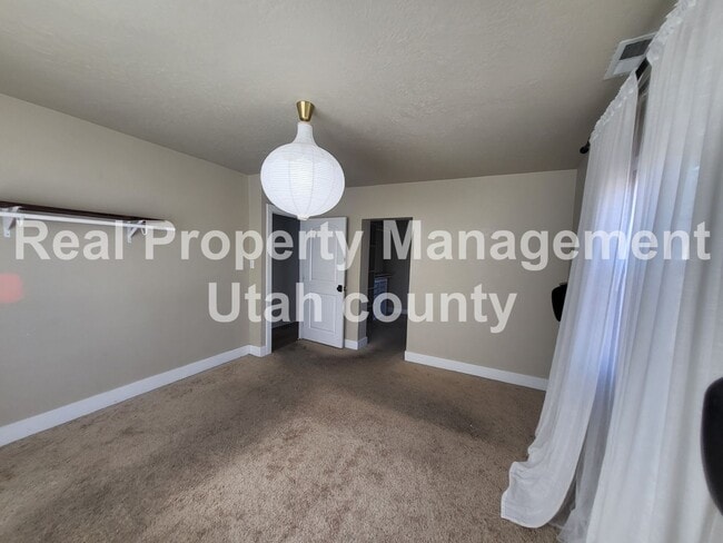 Building Photo - Pet Friendly Home in Provo