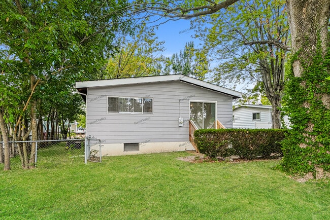Building Photo - 585 Versailles Dr