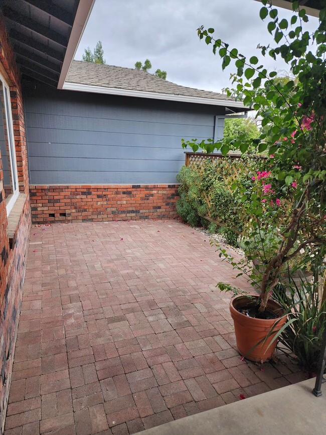 Building Photo - 3 Bedroom 2 bath with 2 car garage off of ...