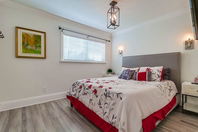 Building Photo - Furnished 2 Bedroom, 1 Bath