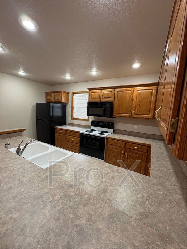 Building Photo - 2913 Santa Fe Dr