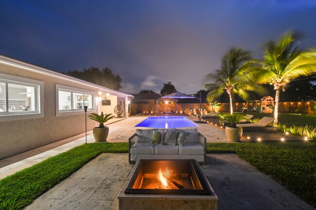 Building Photo - 7101 W Lake Dr