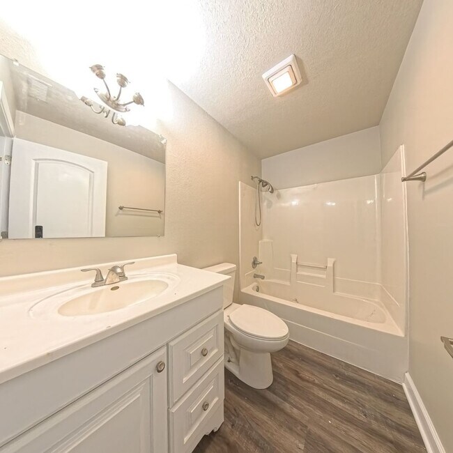 Building Photo - Charming 3 bedroom 2 bathroom home