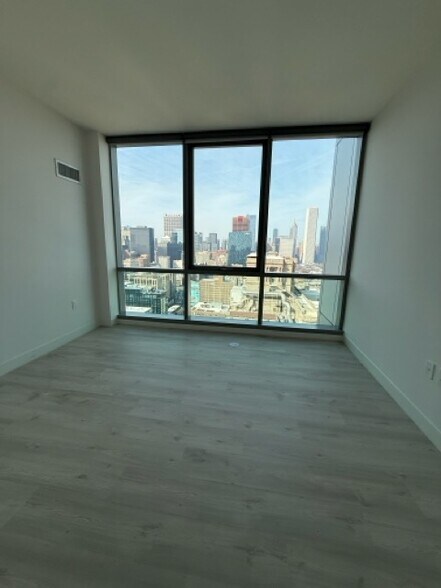 Building Photo - 70 W Huron St