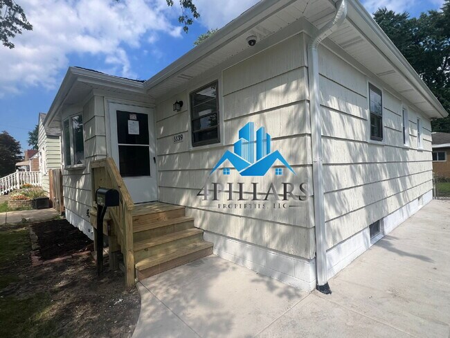 Building Photo - "Charming 2-Bedroom Gem with Finished Basement & Gleaming Hardwood Floors in Hammond!"