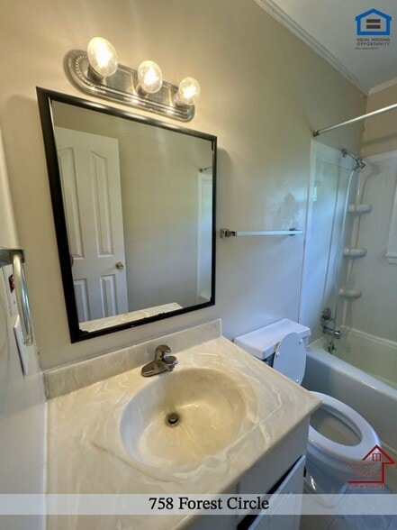 Building Photo - 758 Forest Cir