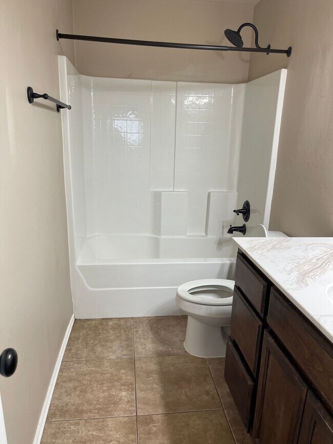 Building Photo - Three Bedroom Home Available for Lease in ...