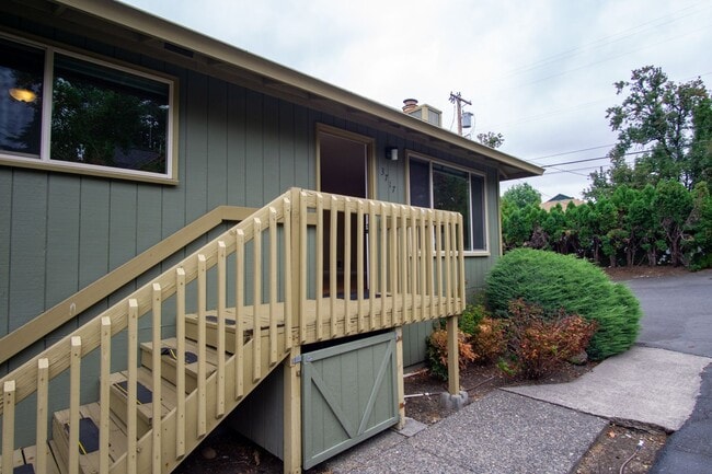 Building Photo - 3717 SE 35th Pl