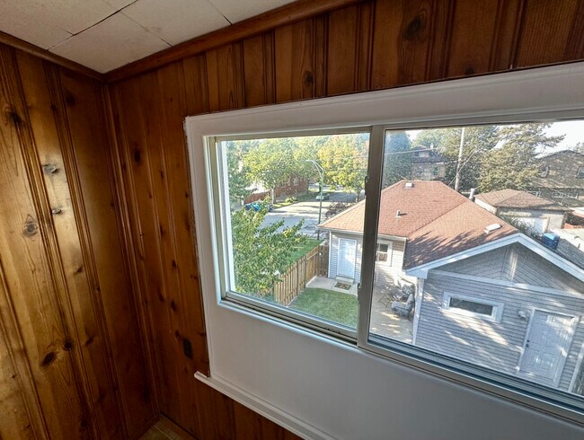 Building Photo - 5058 W Carmen Ave