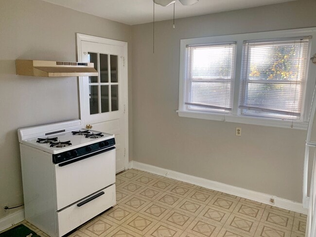 Building Photo - Adorable 2BR/1BA Home Near Norfolk Naval B...