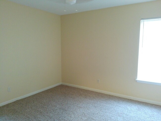 Building Photo - 109 Sutherland Dr