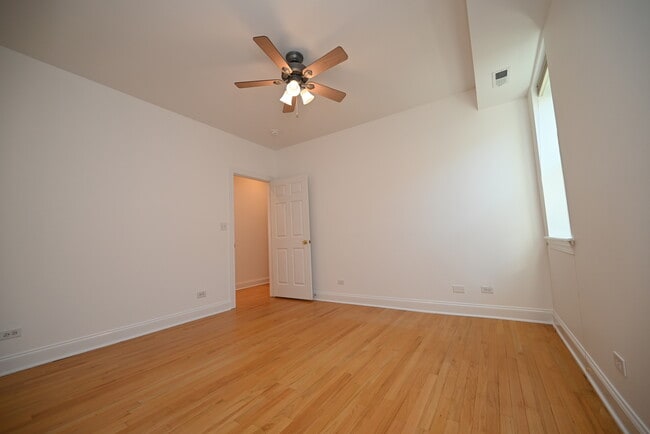 Building Photo - 7404 N Oakley Ave