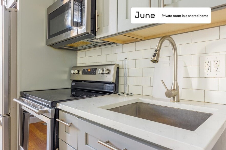 Building Photo - Room in Shared 4 bed/2 bath home in Ridgewood