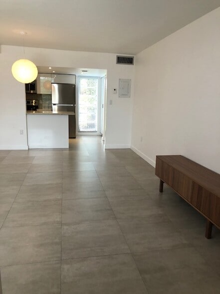 Building Photo - 449 Swallow Dr