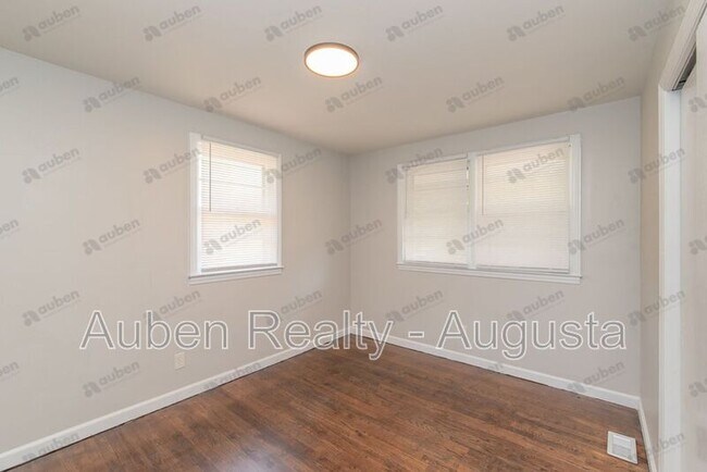 Building Photo - 109 Vanderbilt Cir