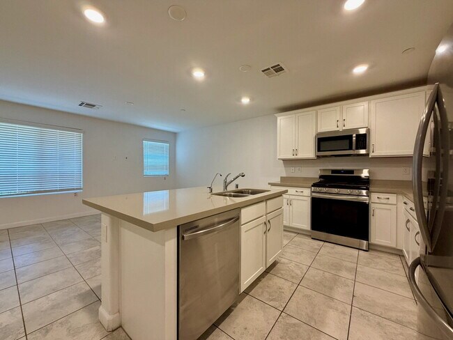 Building Photo - 3 BED 2.5 BATH 2 CAR GARAGE TOWNHOME IN HENDERSON CADENCE COMMUNITY FOR RENT!!