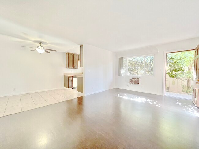 Building Photo - 10860 Blix St