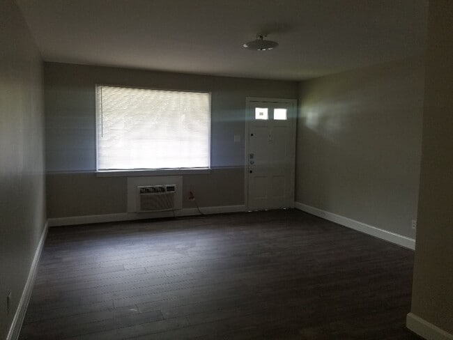 Building Photo - 407 N Lionel St