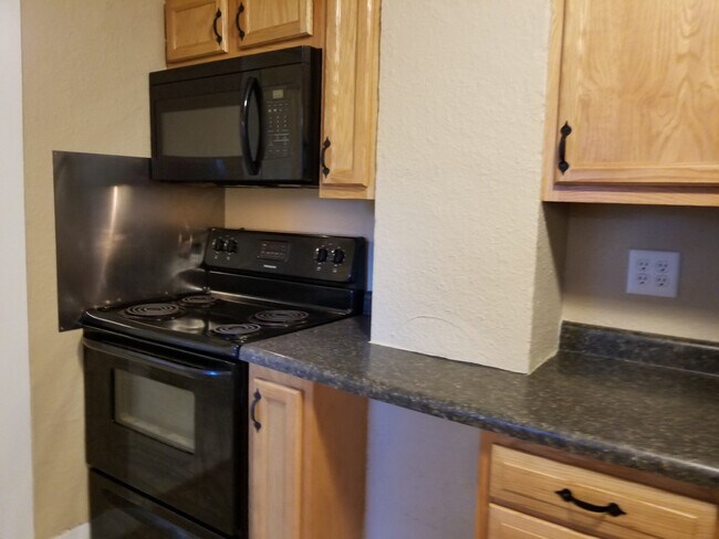 Building Photo - 1 Bedroom Ranch with Den