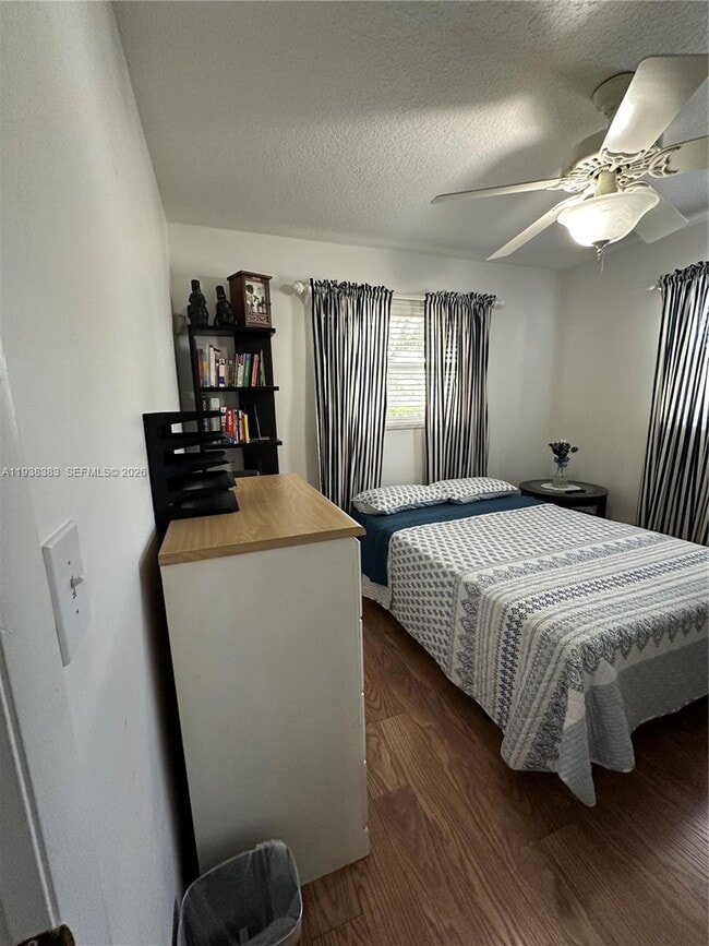 Building Photo - 2420 Park Ln