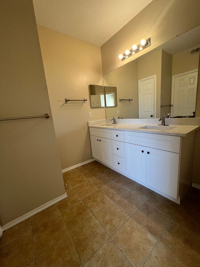 Building Photo - 2 BEDROOM 1 BATH CONDO REMODELED available...