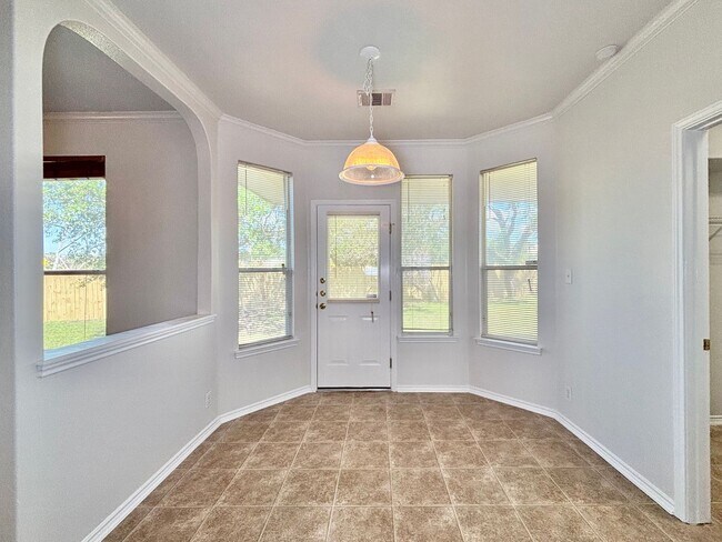 Building Photo - Spacious 3 bedroom home!