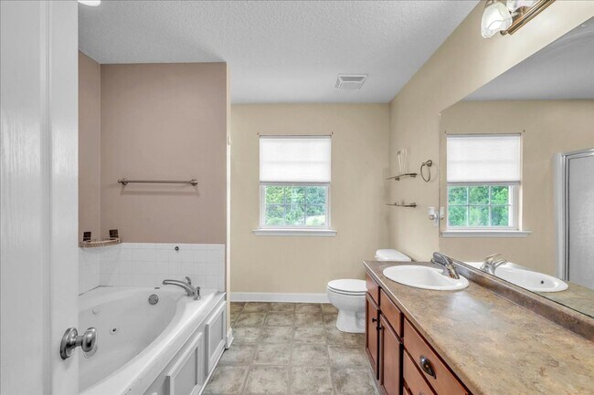 Building Photo - Spacious 4 Bed, 2.5 Bath in White Oak