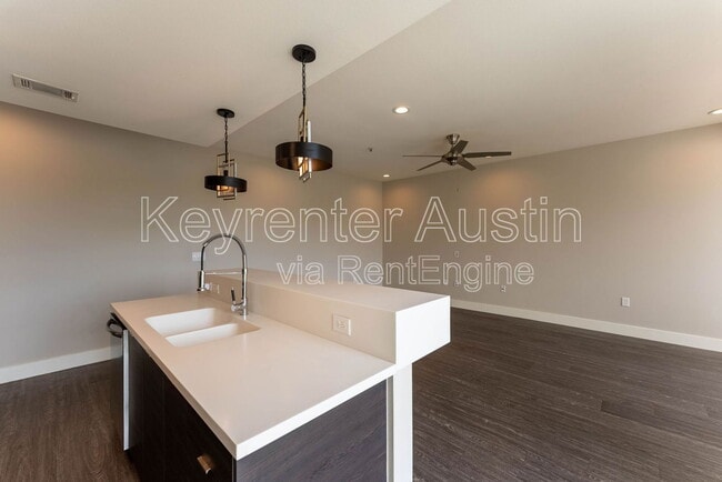 Building Photo - 604 N Bluff Dr
