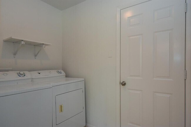 Building Photo - 4631 Lochshin Dr