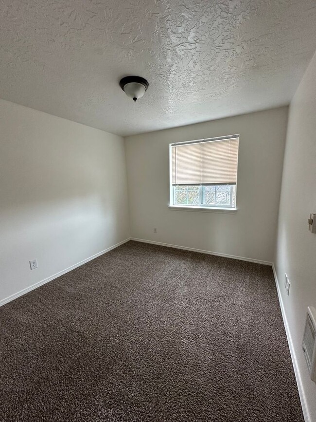 Building Photo - Newer 3 Bedroom 2 1/2 Bath With A 1 Car Ga...