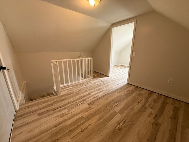 Building Photo - **Move in Ready** 3 bedroom close to downtown!