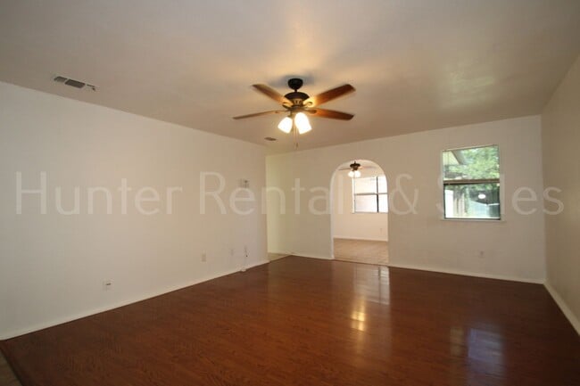 Building Photo - Bright and Open 3 Bedroom Home in Cove!