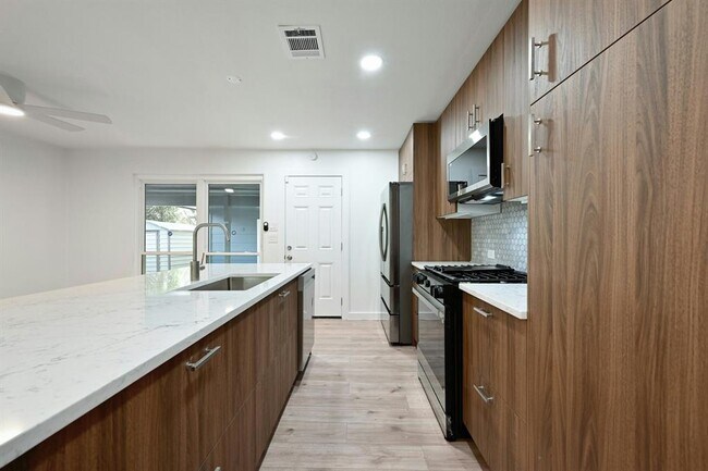 Building Photo - 4611 Goliad Ln