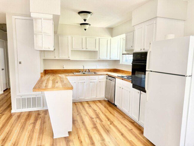 Building Photo - 6937 N Rothmer Dr