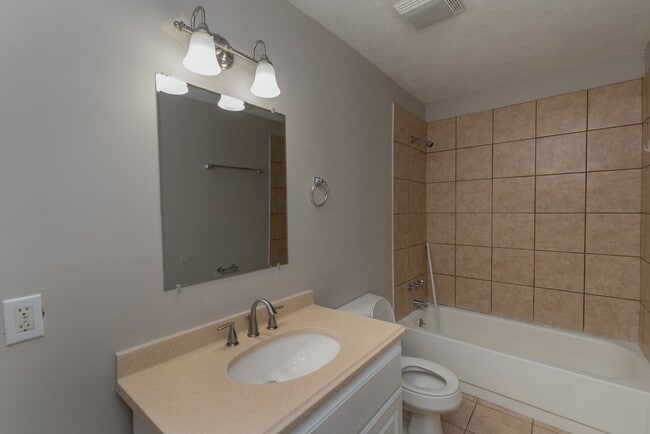 Building Photo - 4 bed/2 bath single-family home for lease ...