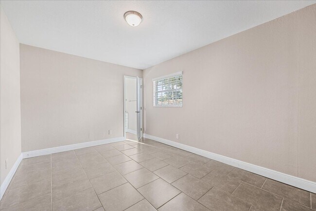 Building Photo - Beautiful and Upgraded 3/3 in South Tampa! Available Now!