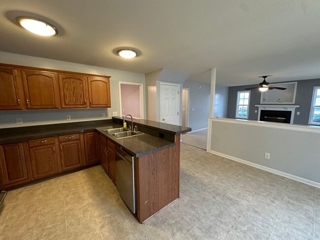 Building Photo - Spacious 4BR/3.5BA Two-Story Home in Queenswood Subdivision