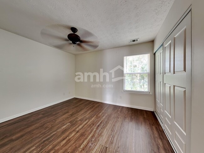 Building Photo - 307 Meadows Ln