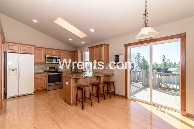 Building Photo - Beautiful Northside Home! Available Mid June!