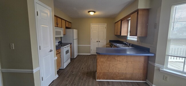 Building Photo - 2902 Meadowhill Dr