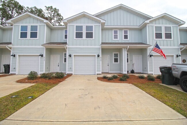 Building Photo - Don’t Miss This 3BR Townhome in North Pensacola — Garage, Modern Finishes, Community Pool & Easy ...
