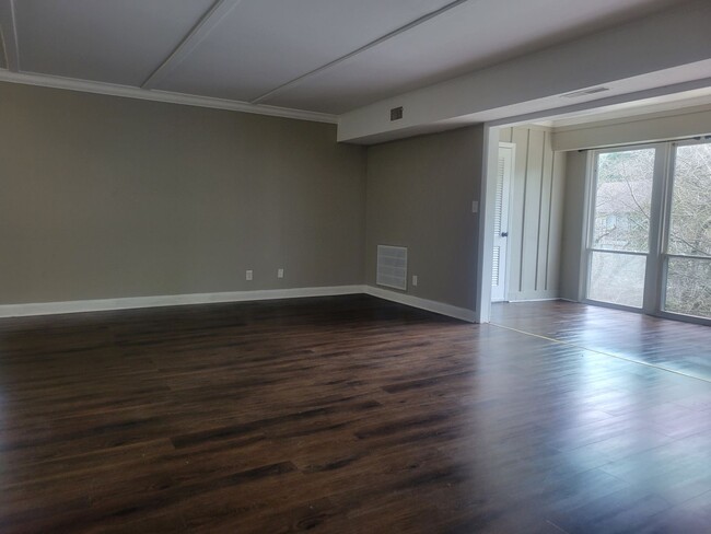 Building Photo - Two bedroom/one bath condo available immed...