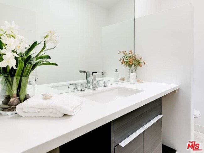 Building Photo - 5470 Katherine Ave