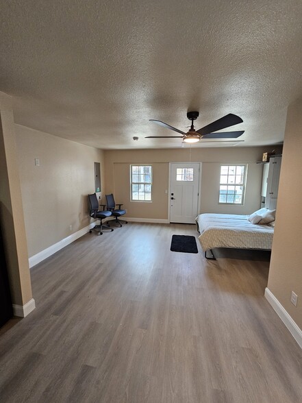 Building Photo - 2020 Oakmeadow St