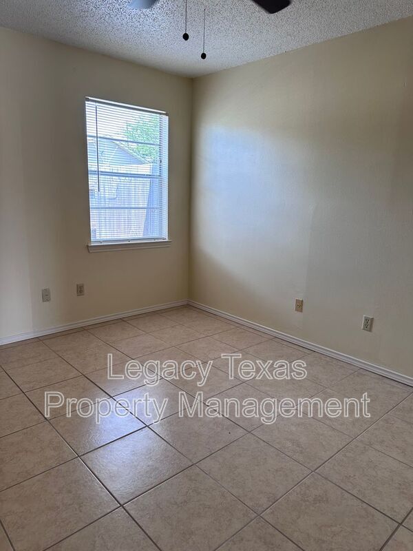 Building Photo - 1412 Courtney Pl