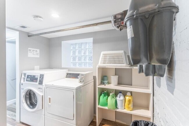 Building Photo - 6422 S Maplewood Ave