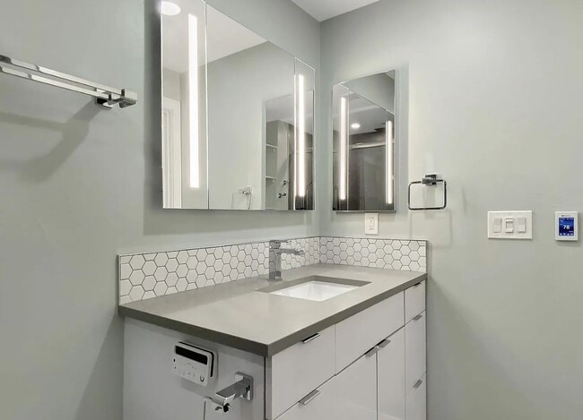 Building Photo - Modern 4BD, 3BA LoHi Townhome with Rooftop Deck