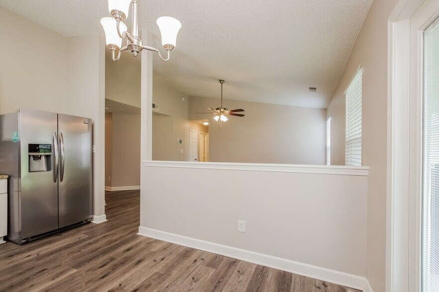 Building Photo - 533 River View Dr